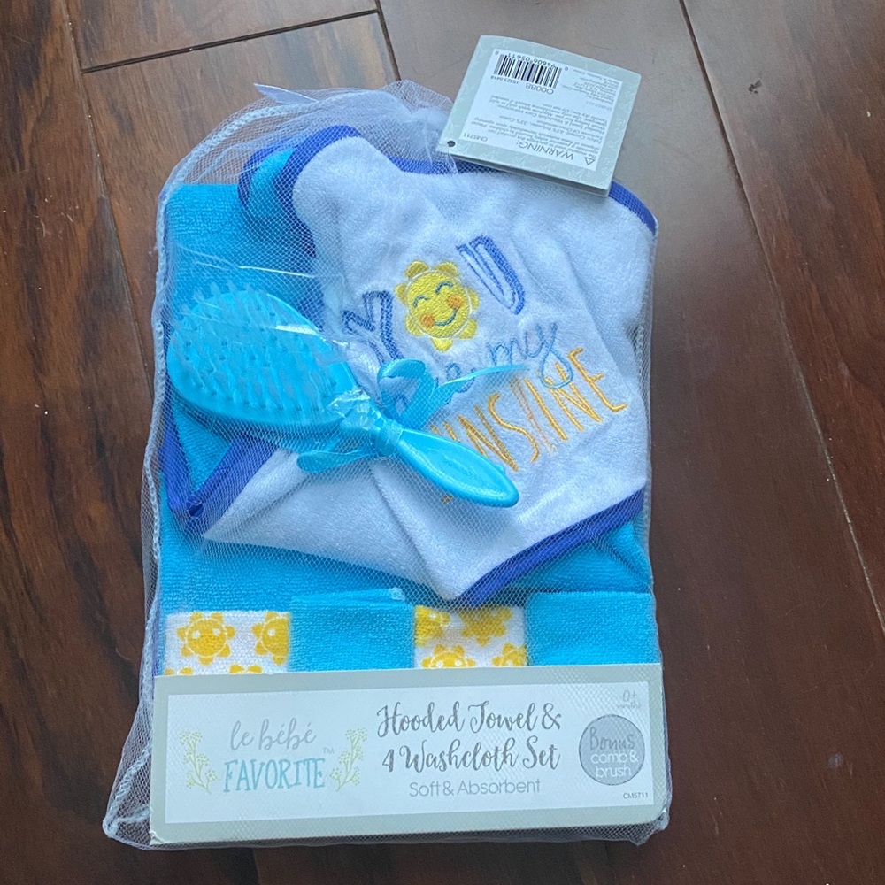 Hooded towel and 4 washcloth set